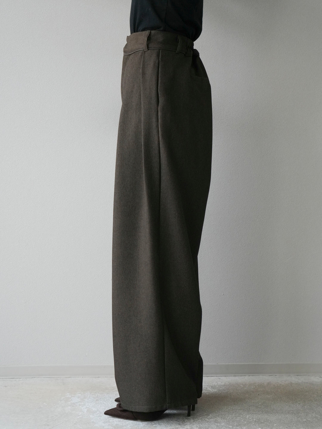 [予約]レザーパイピングタックワイドパンツ/ブラウン