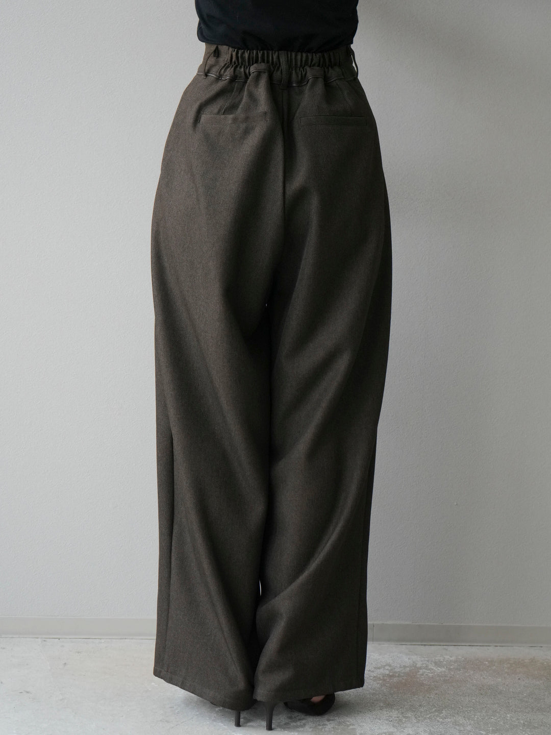 [予約]レザーパイピングタックワイドパンツ/ブラウン