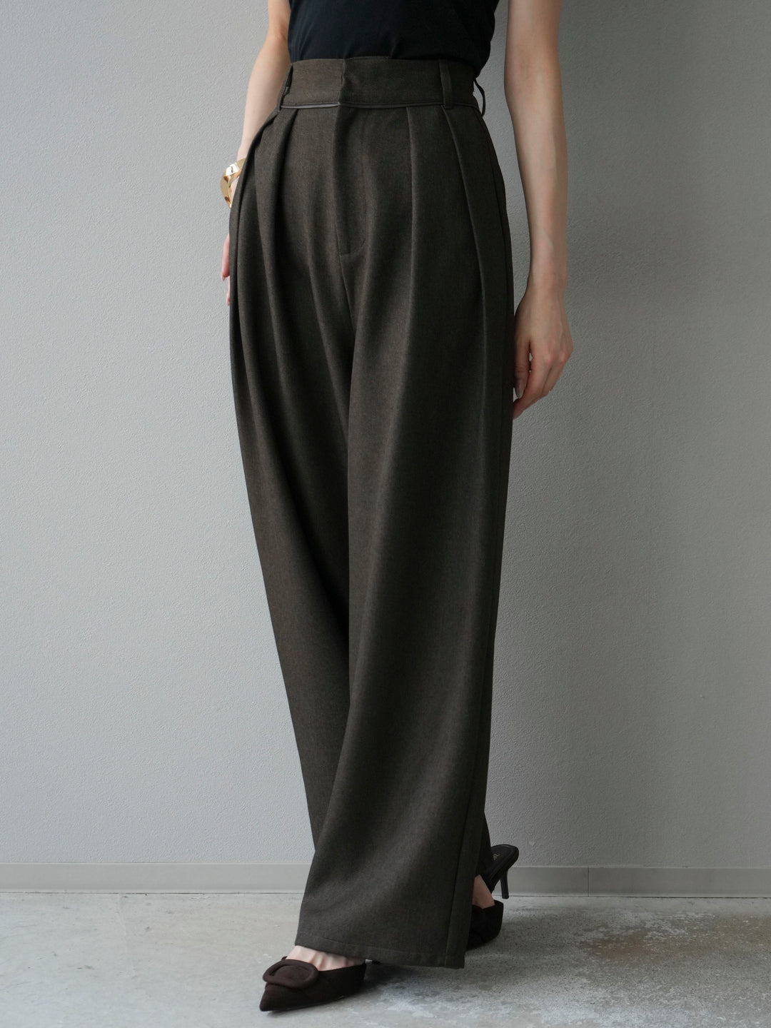 [予約]レザーパイピングタックワイドパンツ/ブラウン