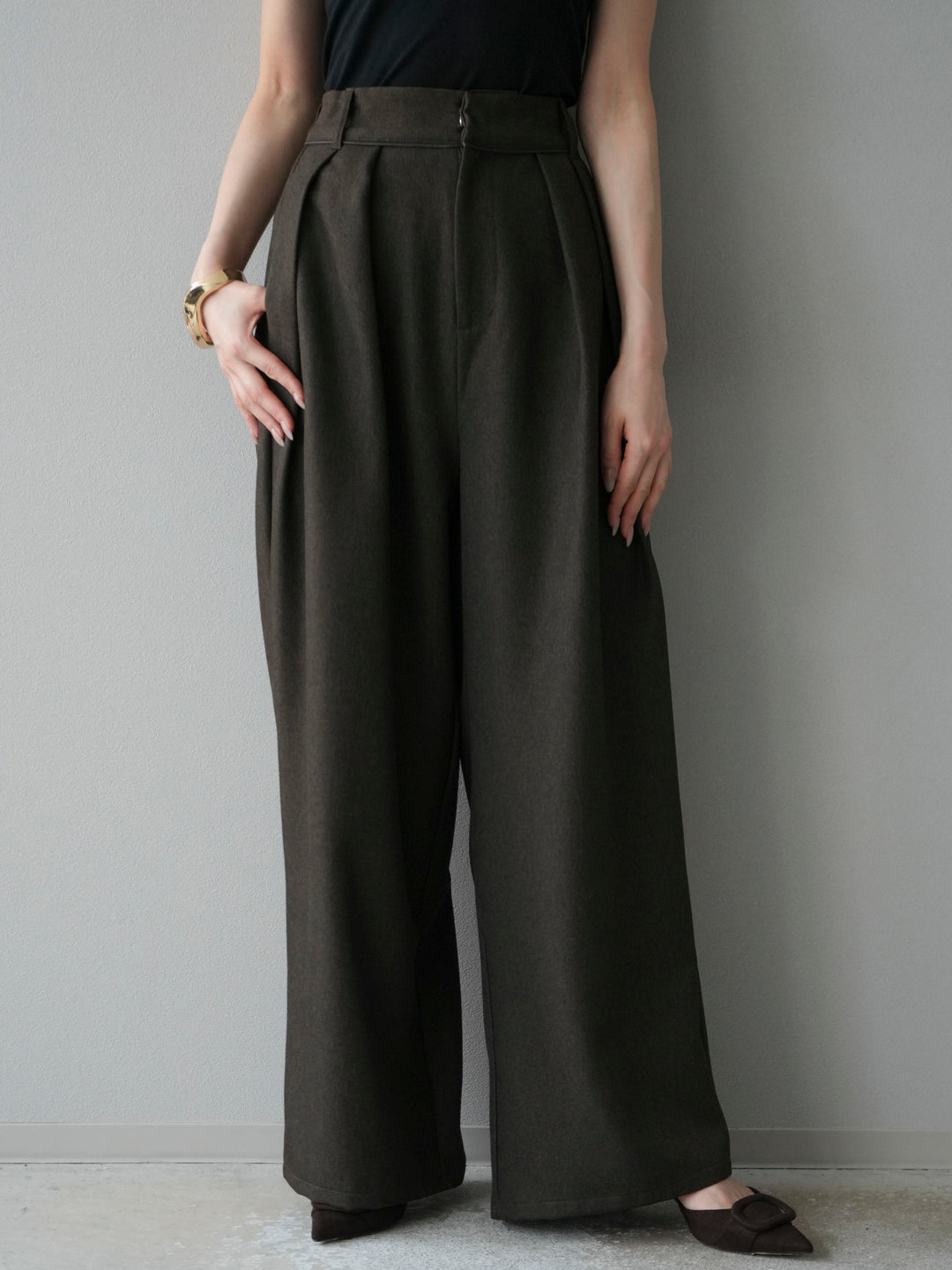 [予約]レザーパイピングタックワイドパンツ/ブラウン