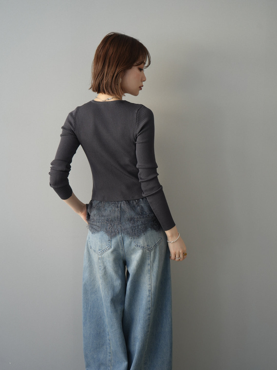 [SET]フロントリボン裾レースリブニットトップス+フロントビジューカーブデニムパンツ(2set)