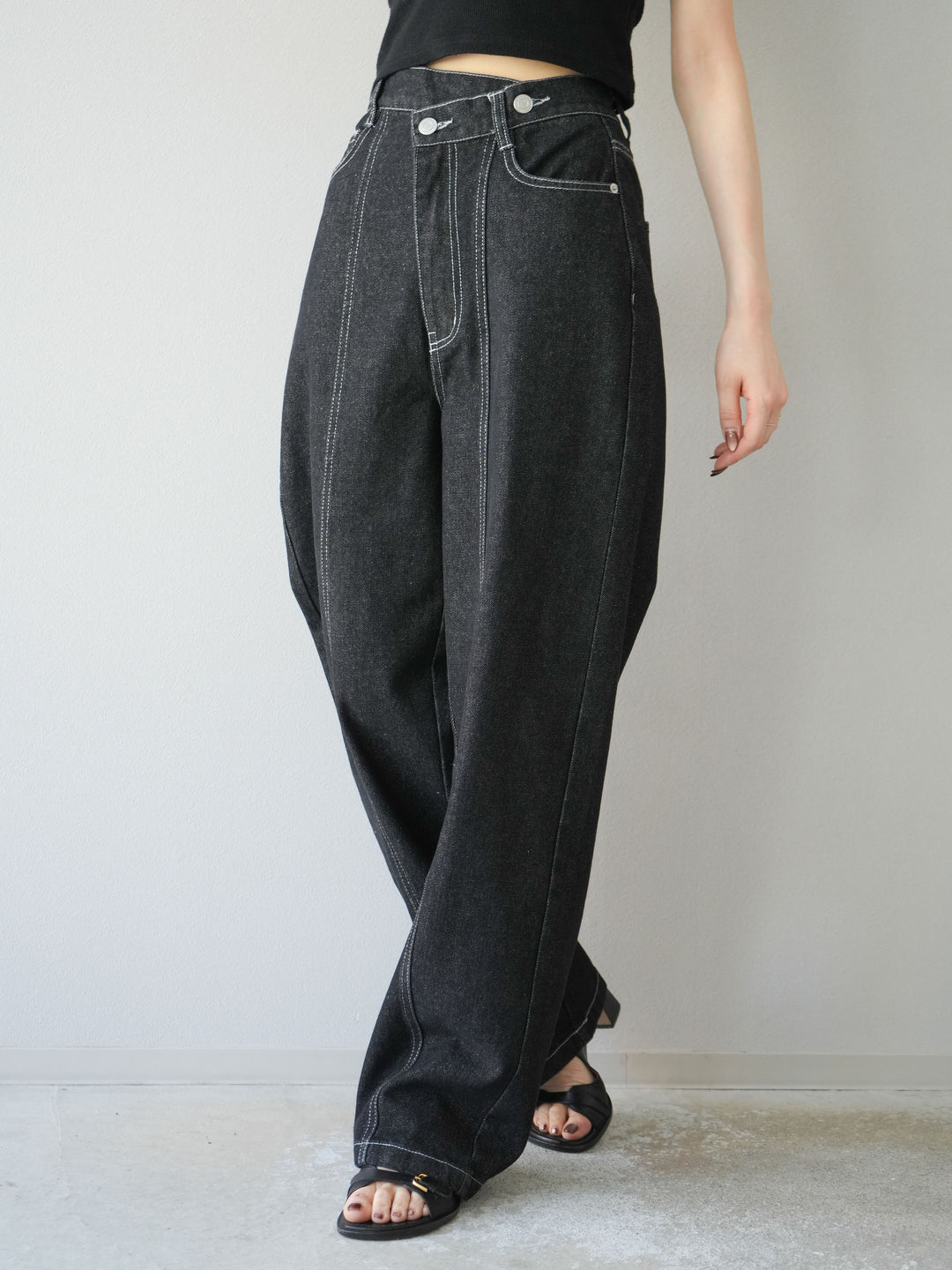 [予約]センターシームラップデザインストレートデニム/ブラック