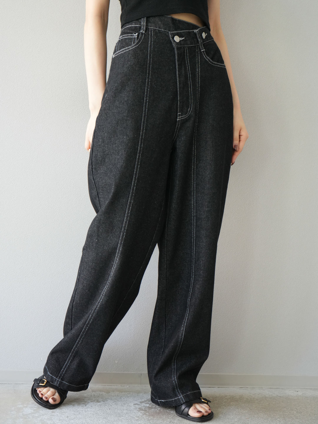 [予約]センターシームラップデザインストレートデニム/ブラック
