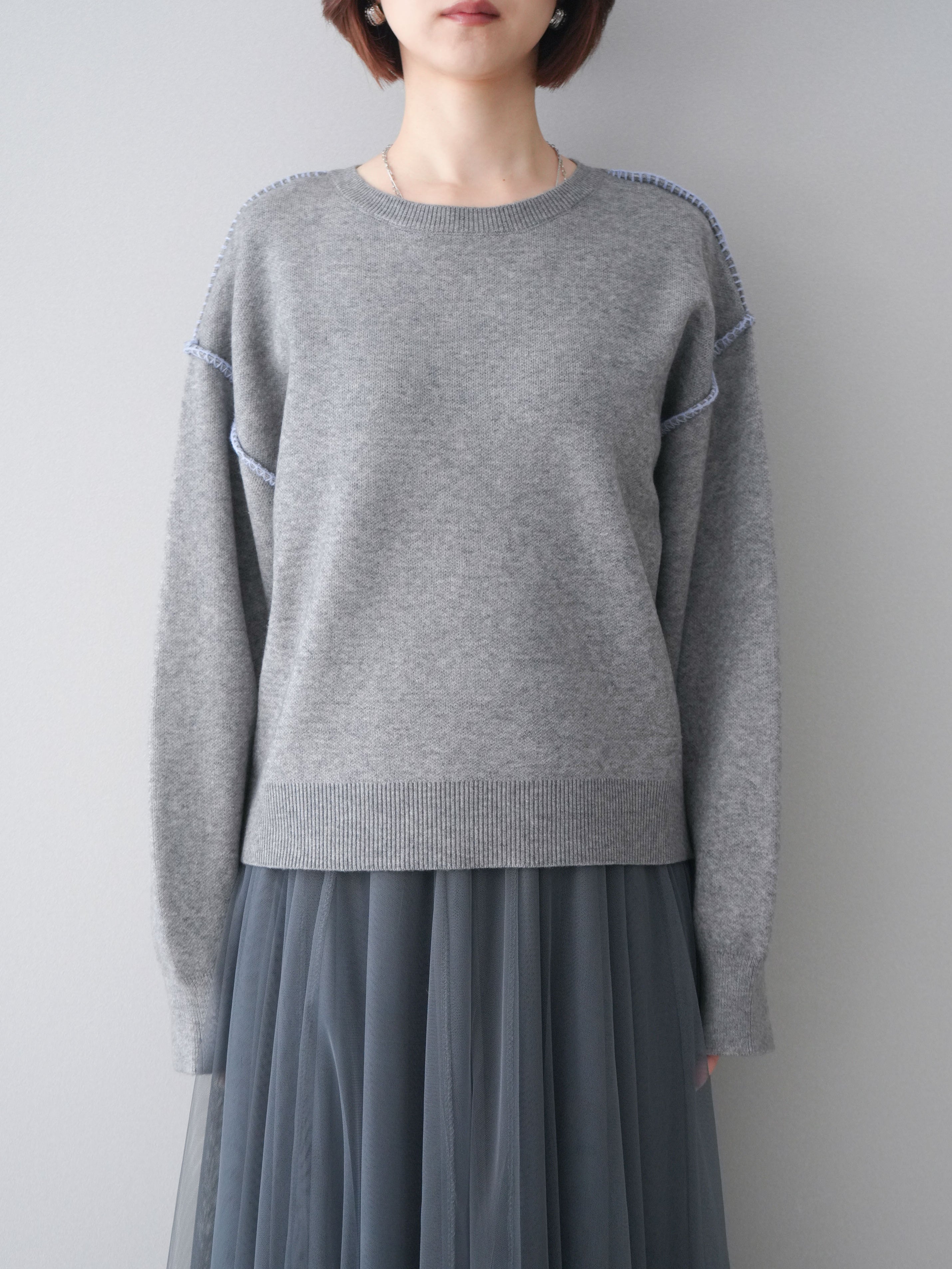 予約]バックロゴ刺繍配色ステッチニットプルオーバー/gray – Lumier