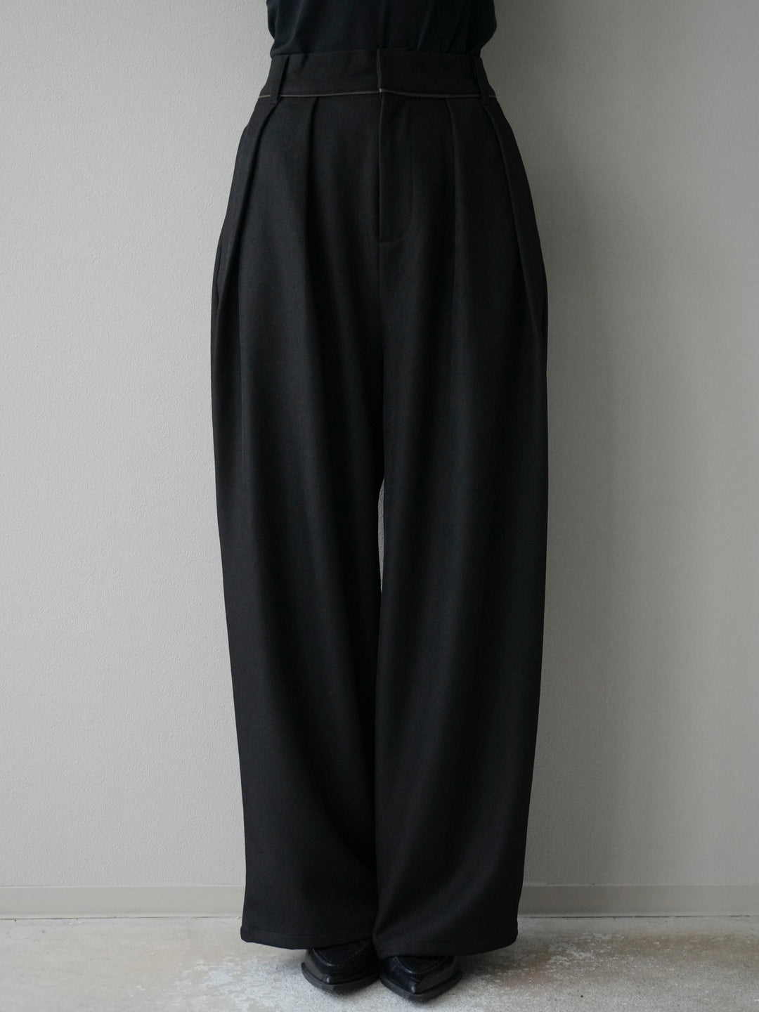 [予約]レザーパイピングタックワイドパンツ/ブラック