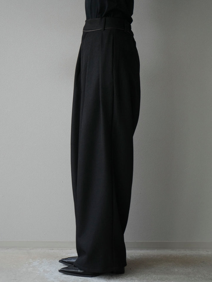 [予約]レザーパイピングタックワイドパンツ/ブラック