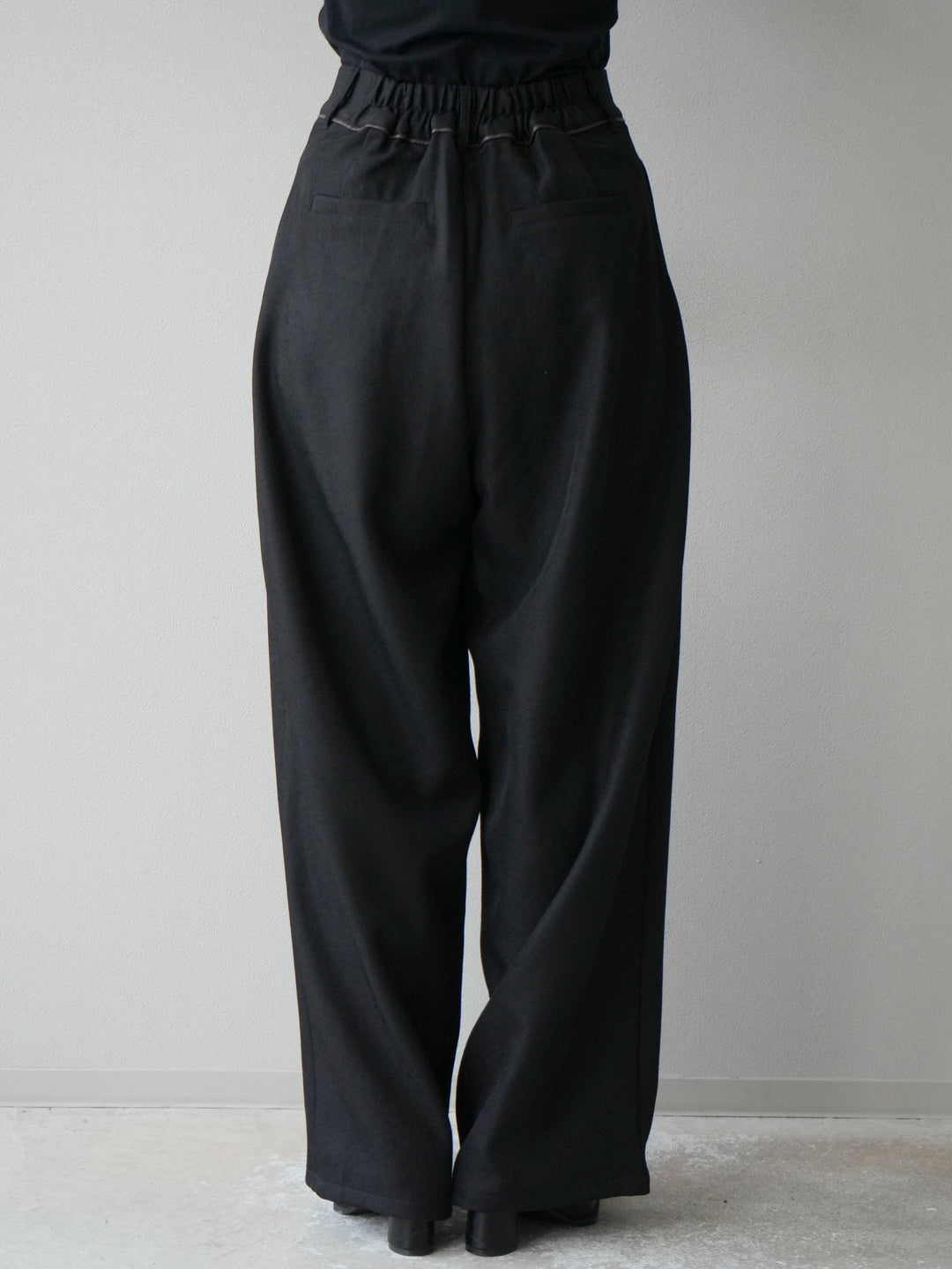 [予約]レザーパイピングタックワイドパンツ/ブラック