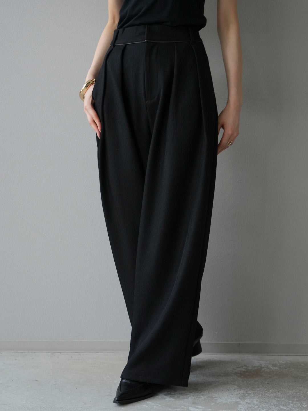 [予約]レザーパイピングタックワイドパンツ/ブラック