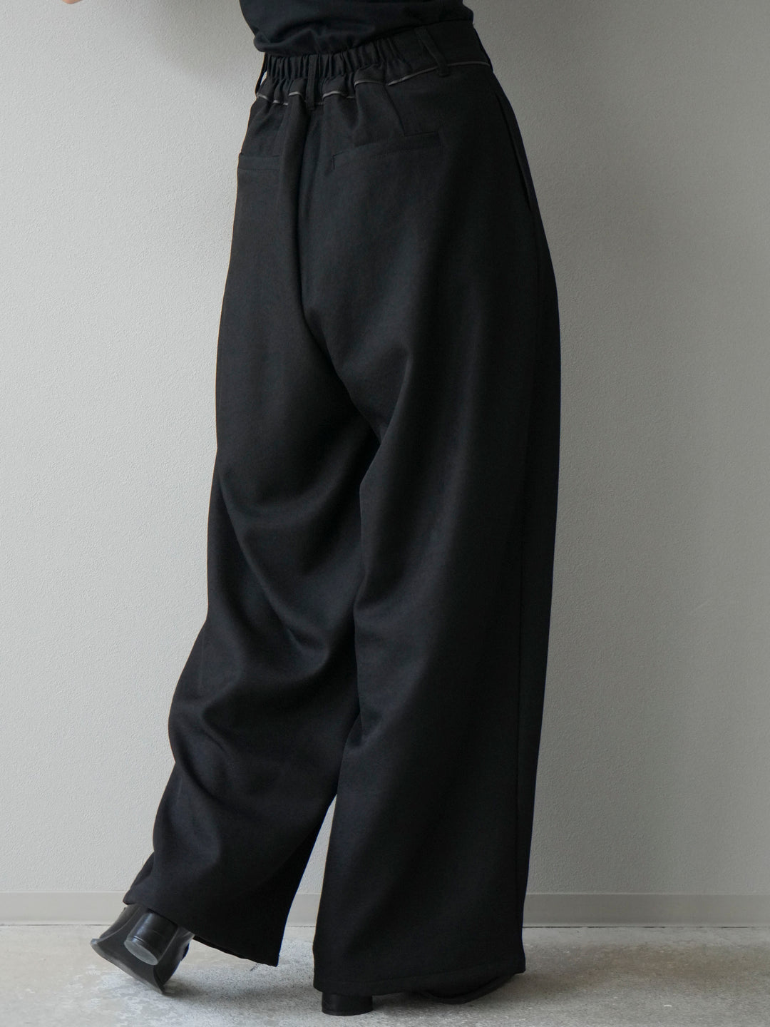 [予約]レザーパイピングタックワイドパンツ/ブラック