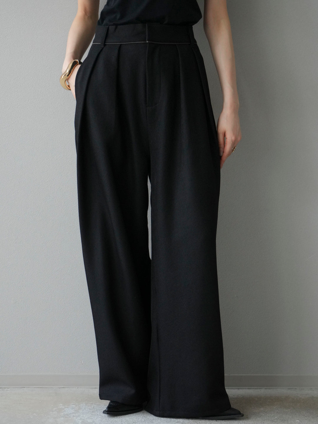 [予約]レザーパイピングタックワイドパンツ/ブラック