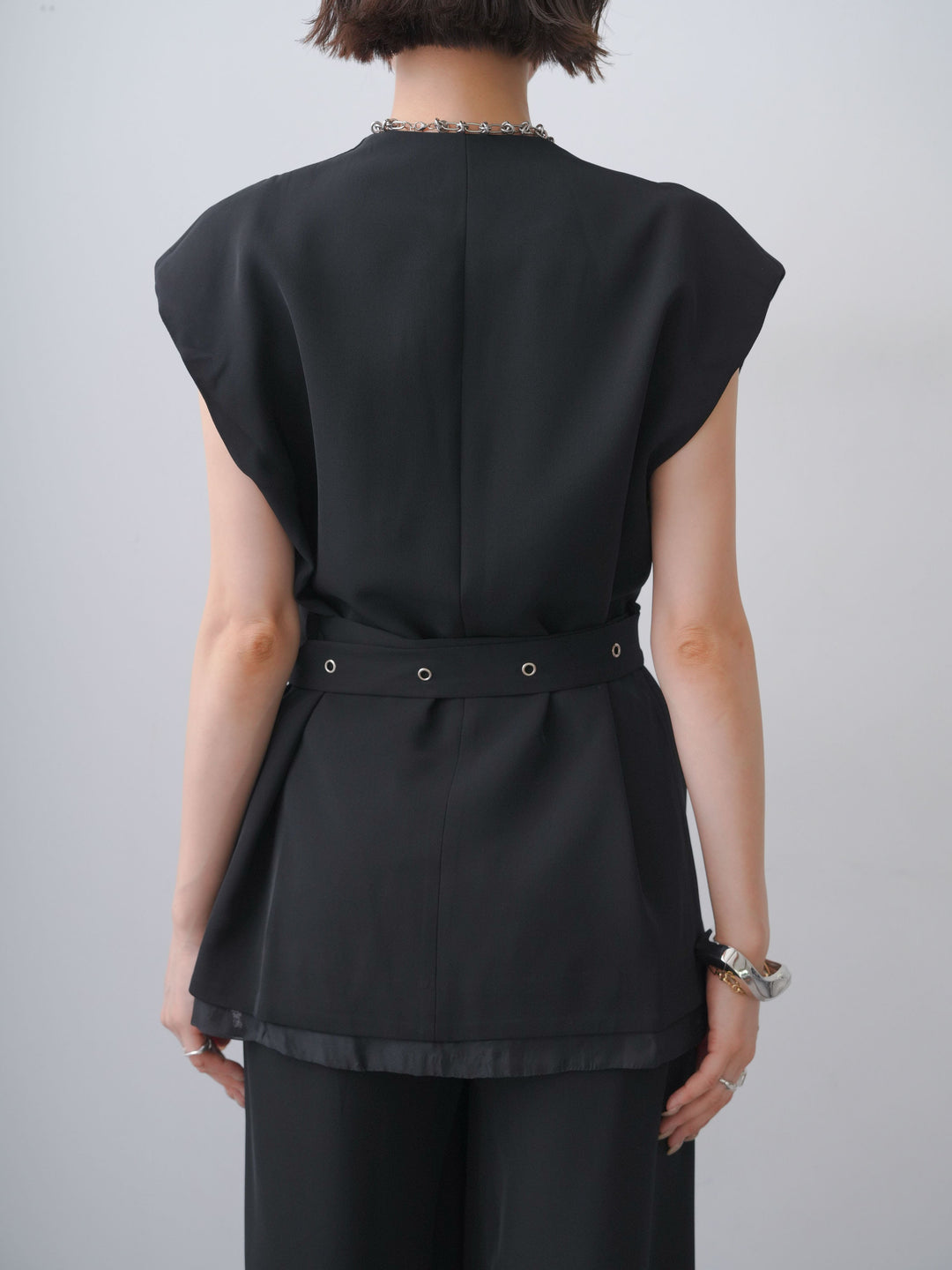 【套裝】緞面飾邊腰帶背心和垂褶褲套裝（2套）