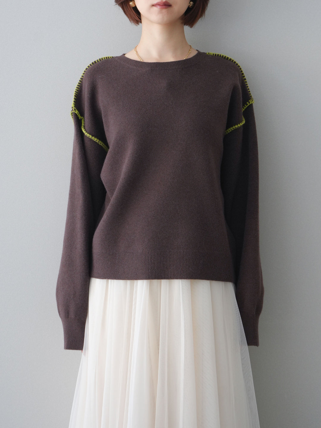 [予約]バックロゴ刺繍配色ステッチニットプルオーバー/brown