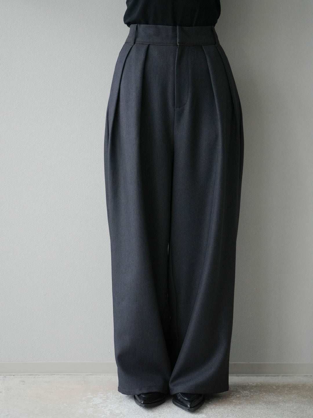 [予約]レザーパイピングタックワイドパンツ/グレー