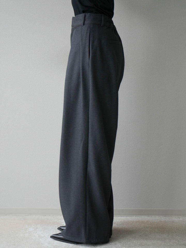 [予約]レザーパイピングタックワイドパンツ/グレー