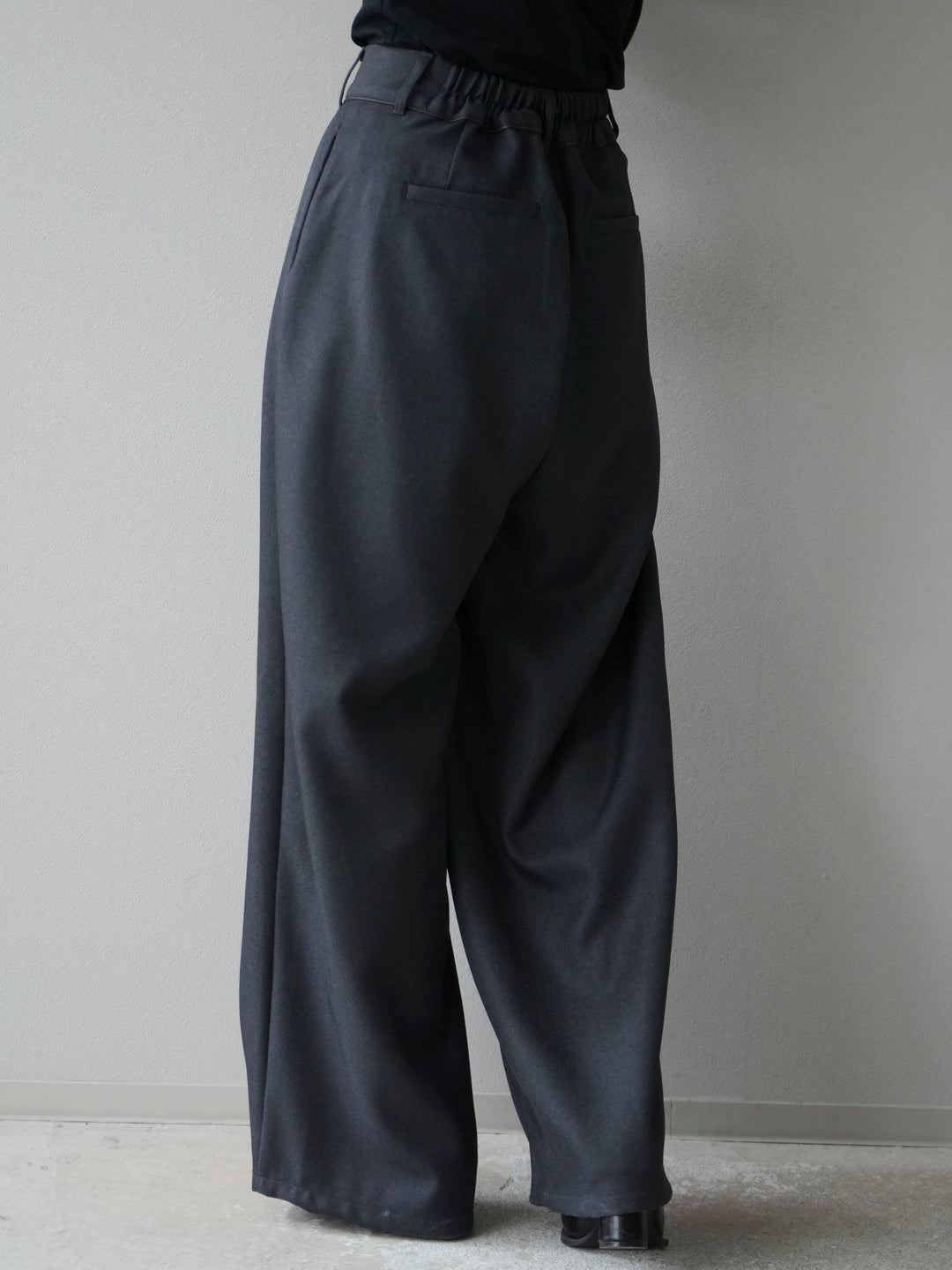 [予約]レザーパイピングタックワイドパンツ/グレー