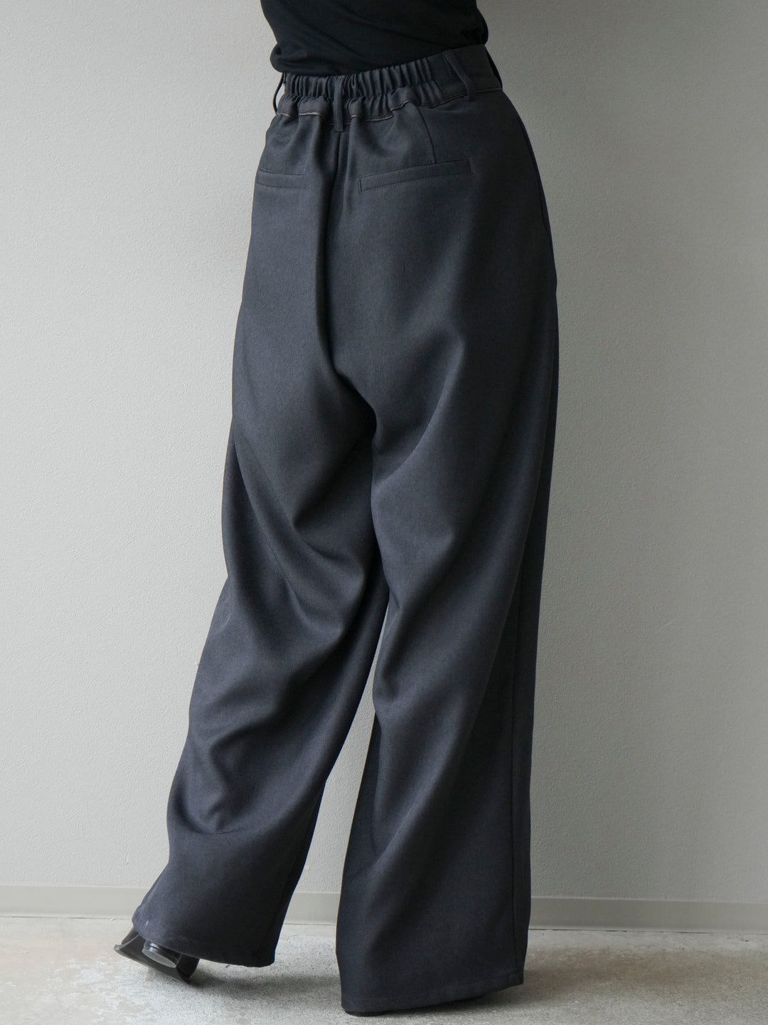 [予約]レザーパイピングタックワイドパンツ/グレー