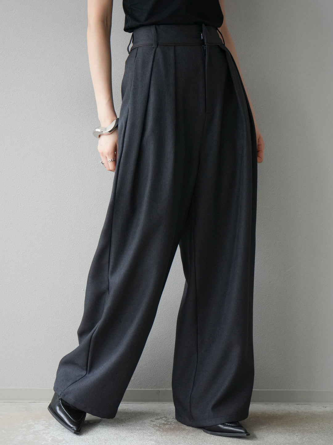 [予約]レザーパイピングタックワイドパンツ/グレー