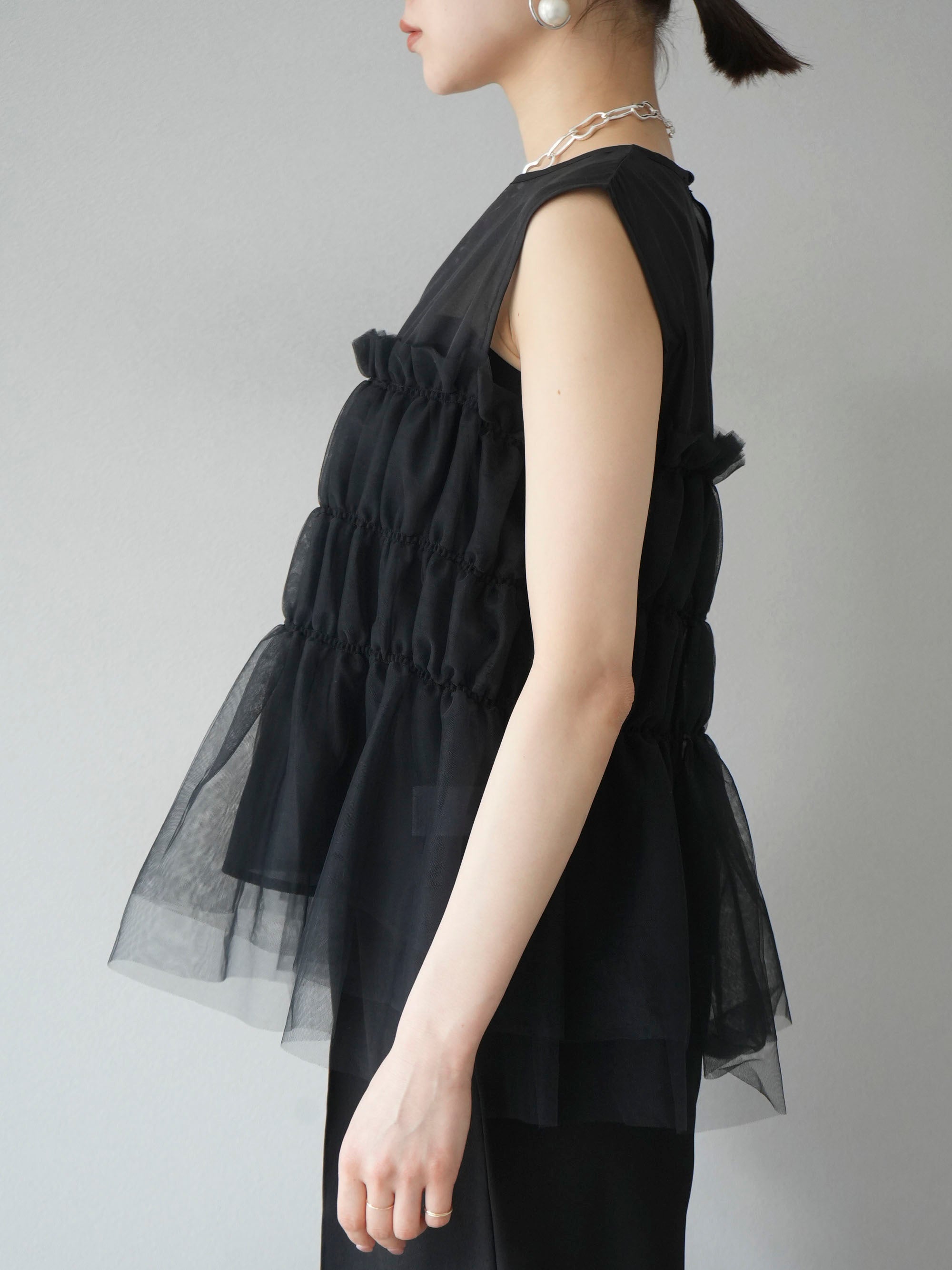 予約]チュールフリルノースリーブトップス/ブラック – Lumier