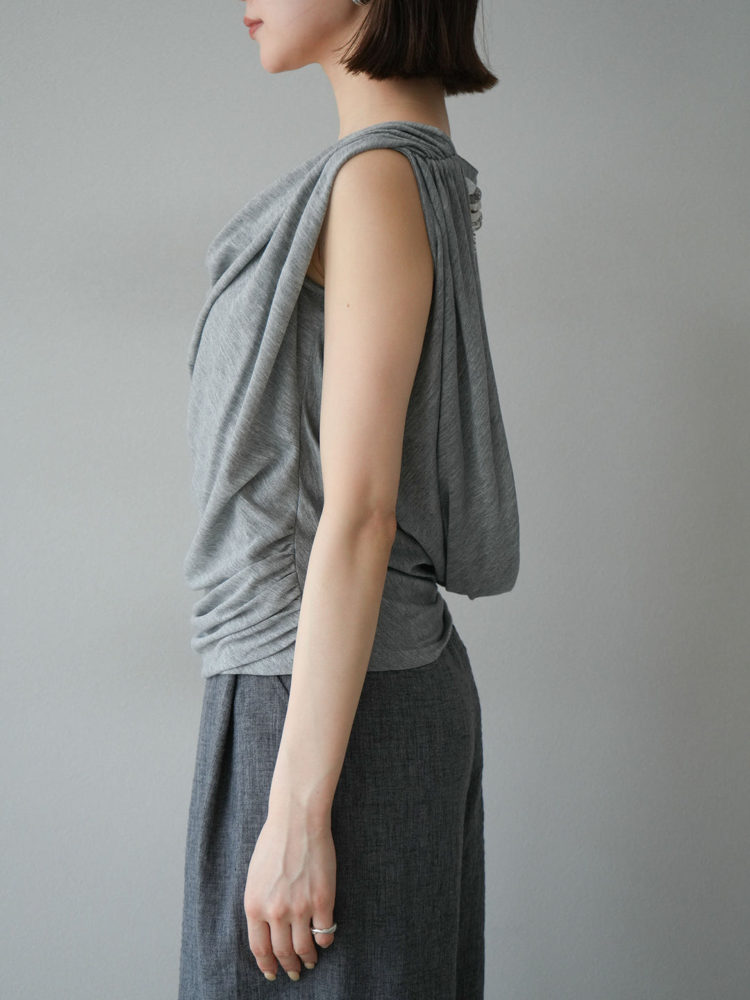 [予約]ビーズチェーン付ドレープトップス/グレー