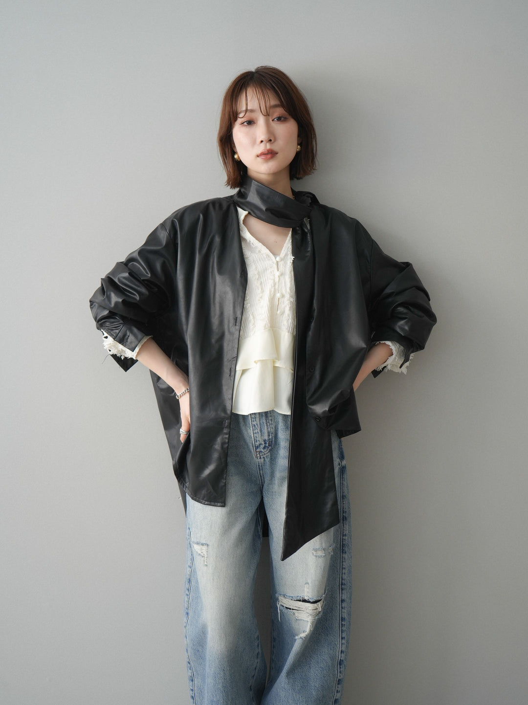 [予約]フェイクレザーボウタイブラウス/black