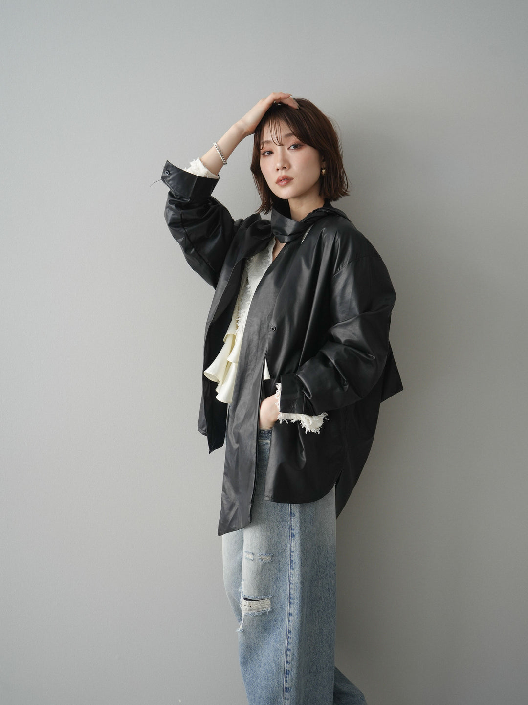[予約]フェイクレザーボウタイブラウス/black