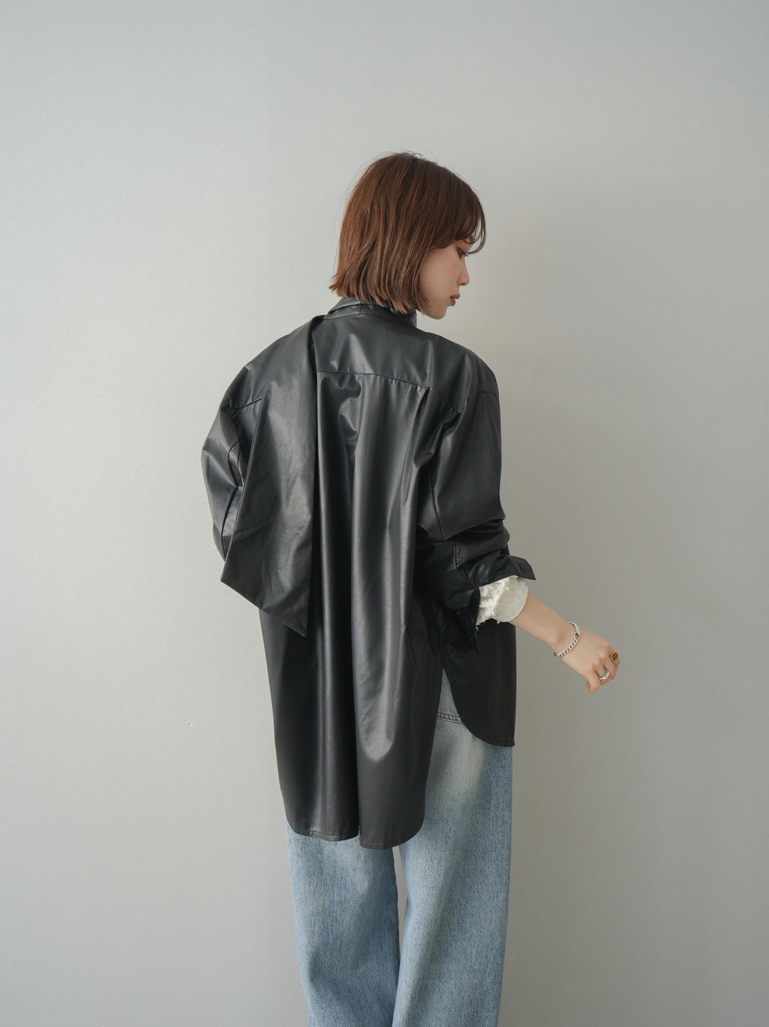 [予約]フェイクレザーボウタイブラウス/black