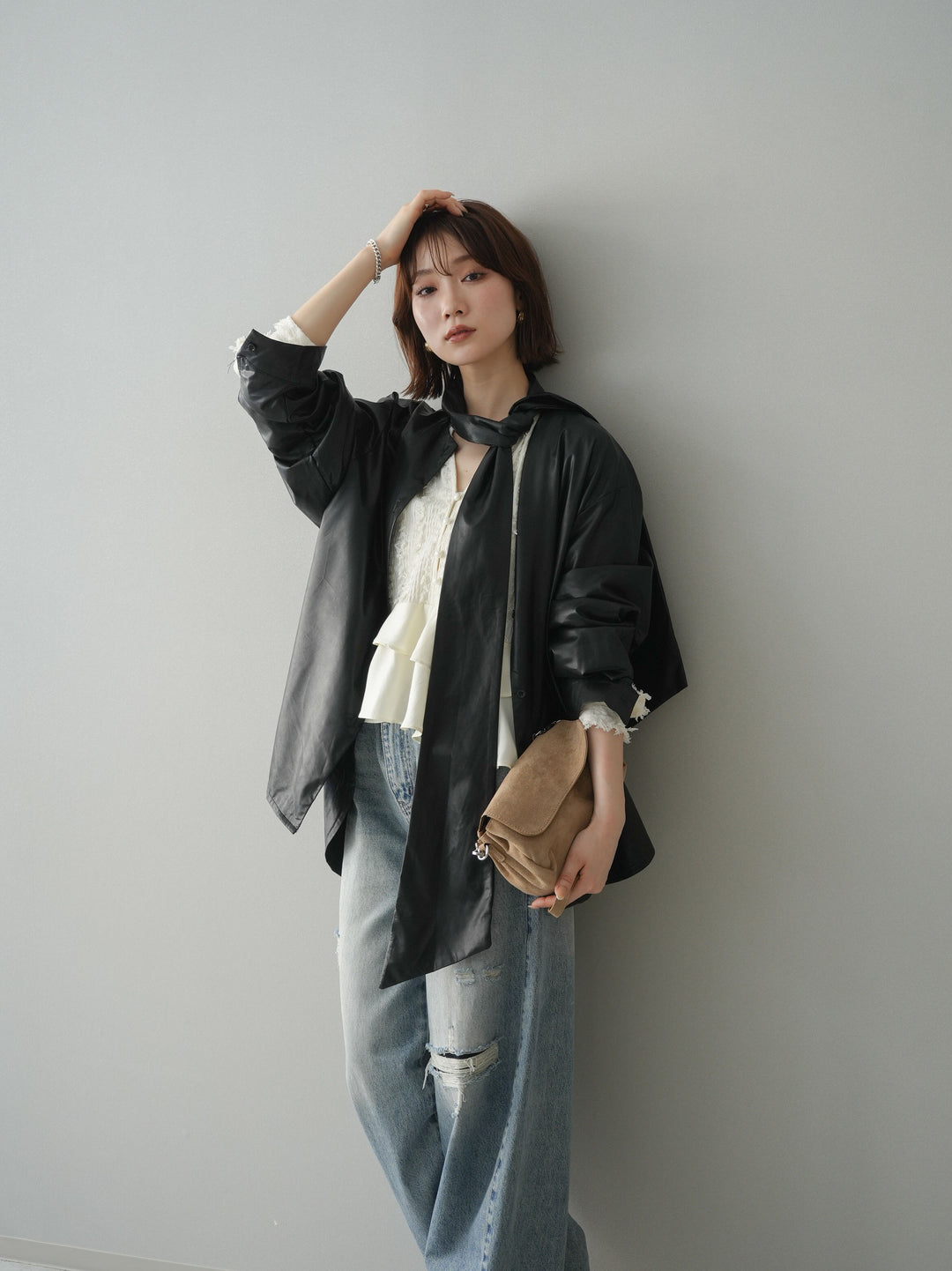 [予約]フェイクレザーボウタイブラウス/black