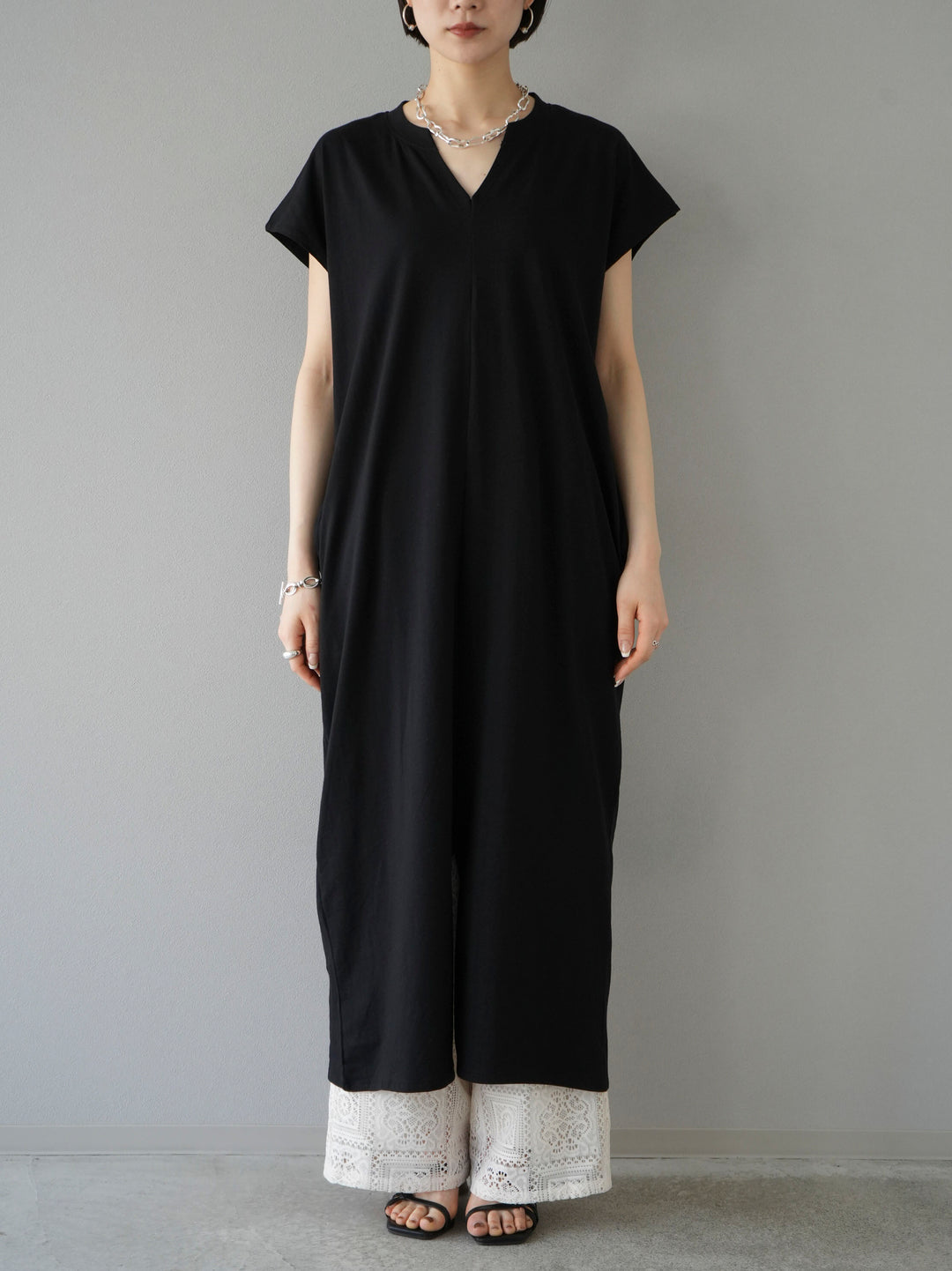 Front slit key neck tuck dress/black