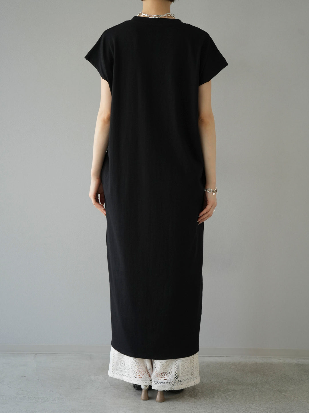 Front slit key neck tuck dress/black