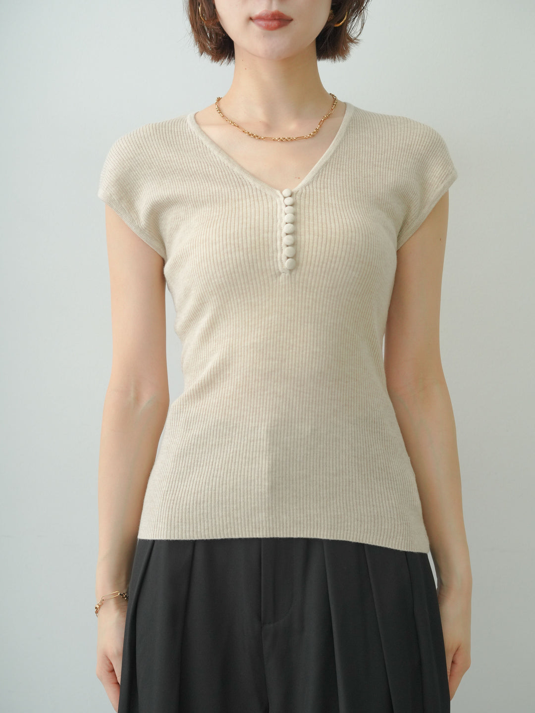 [予約]くるみボタンスリムフレンチニットトップス/beige