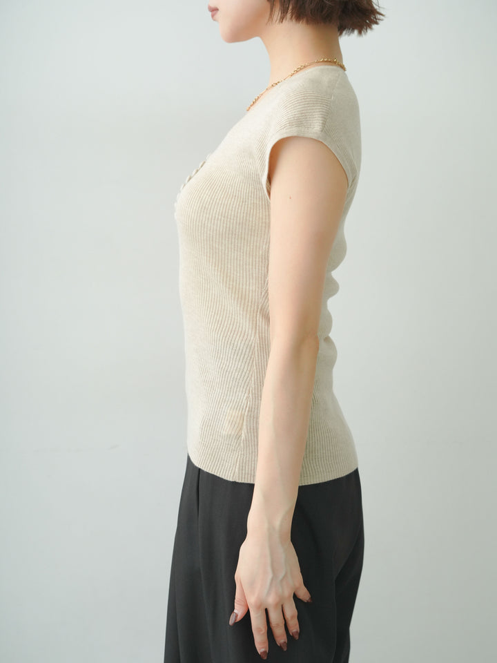 [予約]くるみボタンスリムフレンチニットトップス/beige