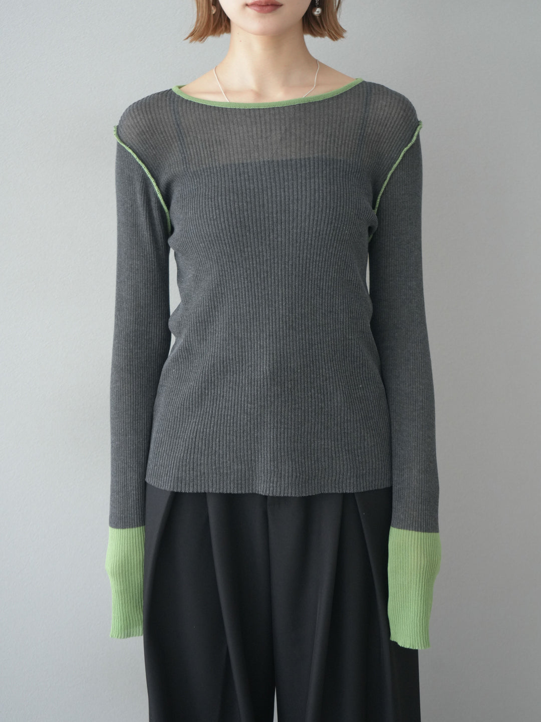 【預購】色彩協調的透明亞麻針織上衣/炭綠色