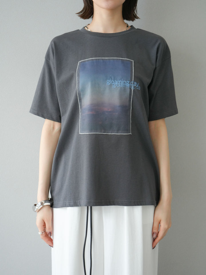 [予約]チュールレイヤードプリントTシャツ/チャコール