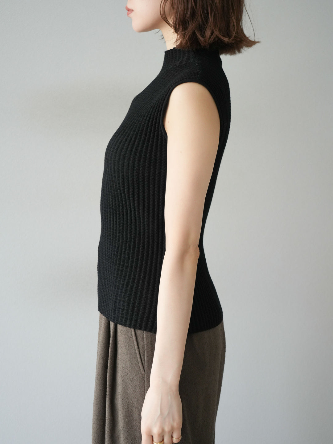[予約]ボトルネックワッフル編みノースリーブニットトップス/ブラック