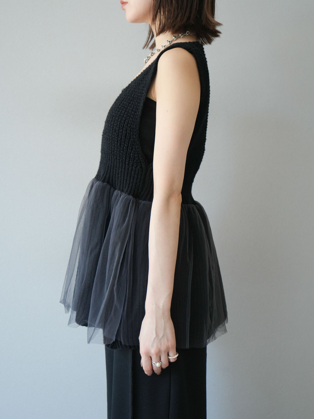[予約]チュールレイヤードペプラムニットベスト/ブラック