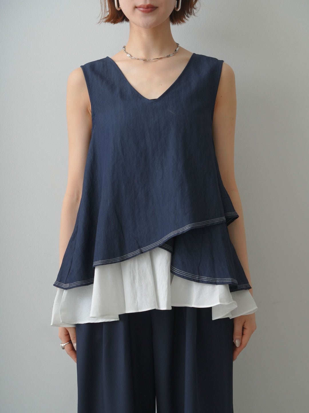 [予約]アシメフリルドッキングステッチノースリブラウス/navy