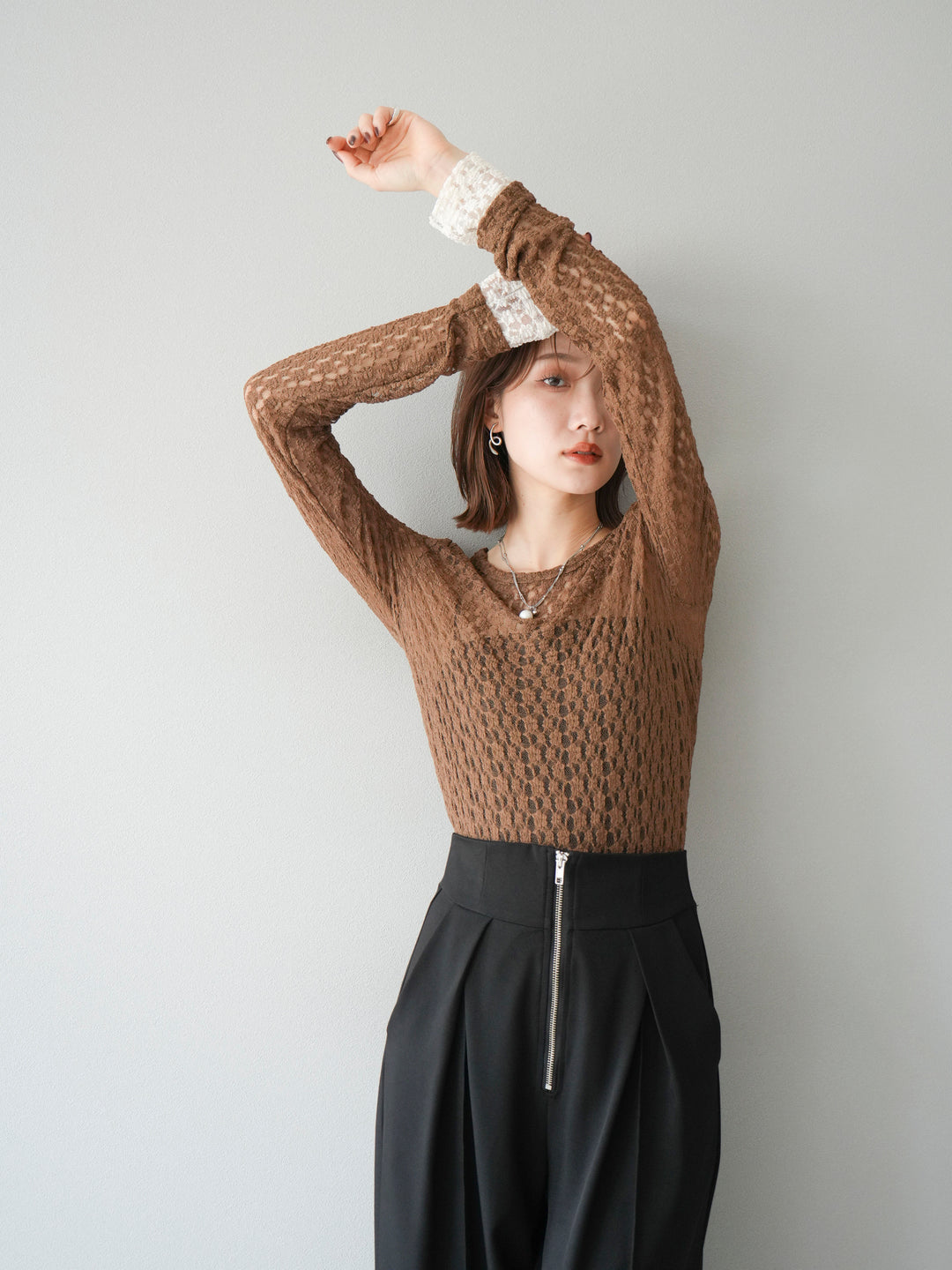 [予約]袖配色カットレーストップス/ブラウン