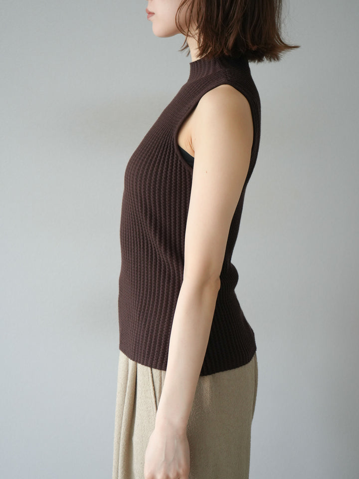 [予約]ボトルネックワッフル編みノースリーブニットトップス/ブラウン