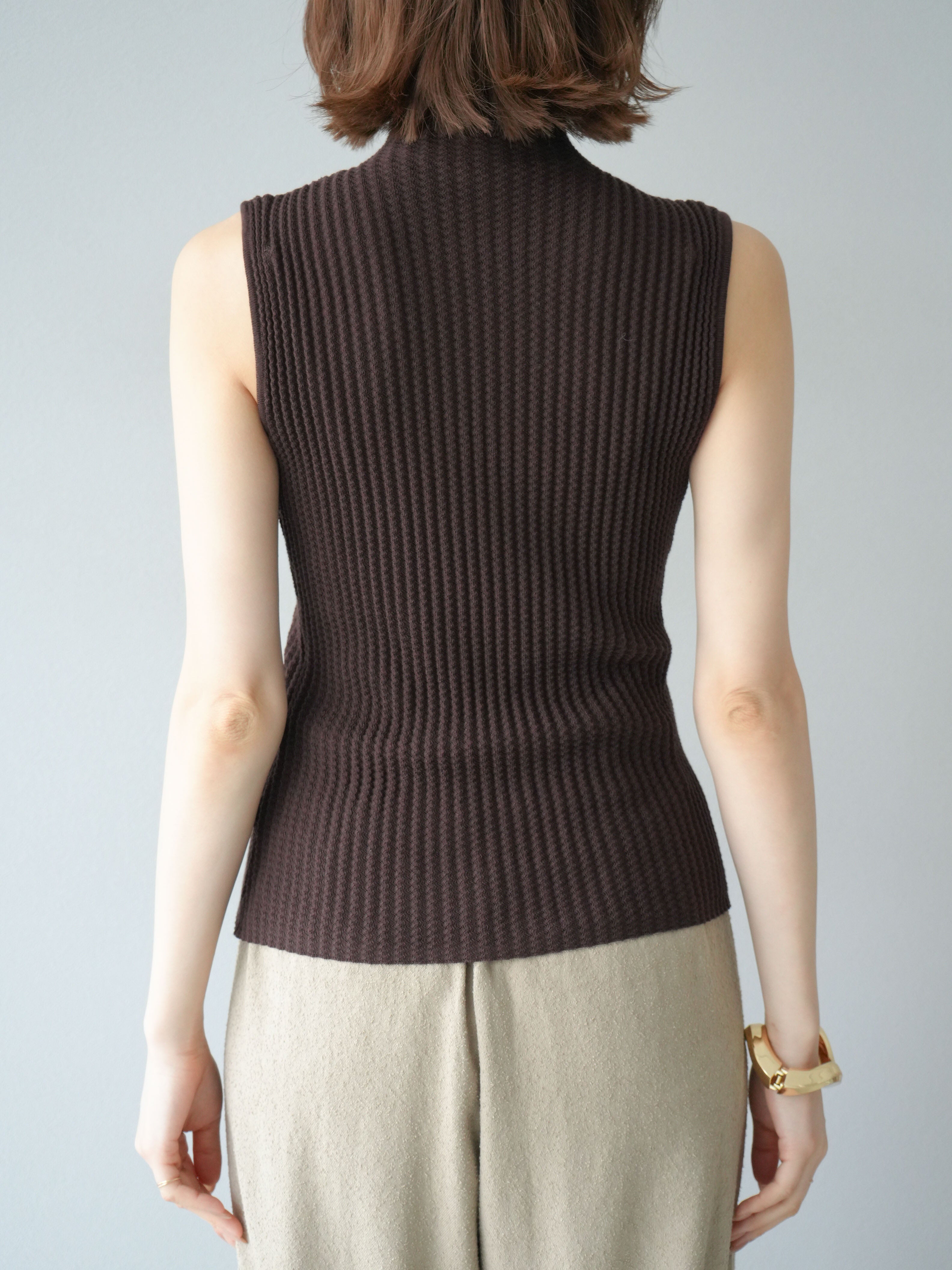 予約]ボトルネックワッフル編みノースリーブニットトップス/ブラウン