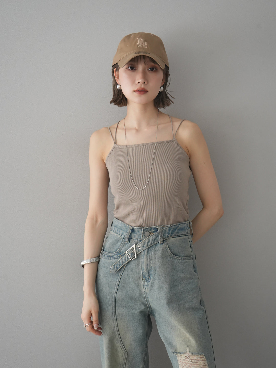 【預購】後背交叉罩杯吊帶背心/米色