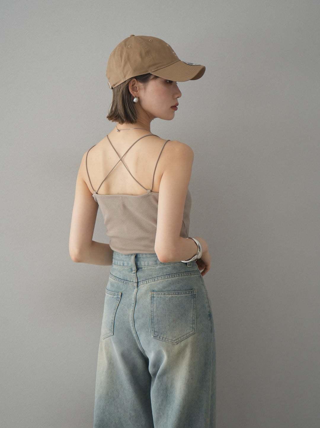 【預購】後背交叉罩杯吊帶背心/米色