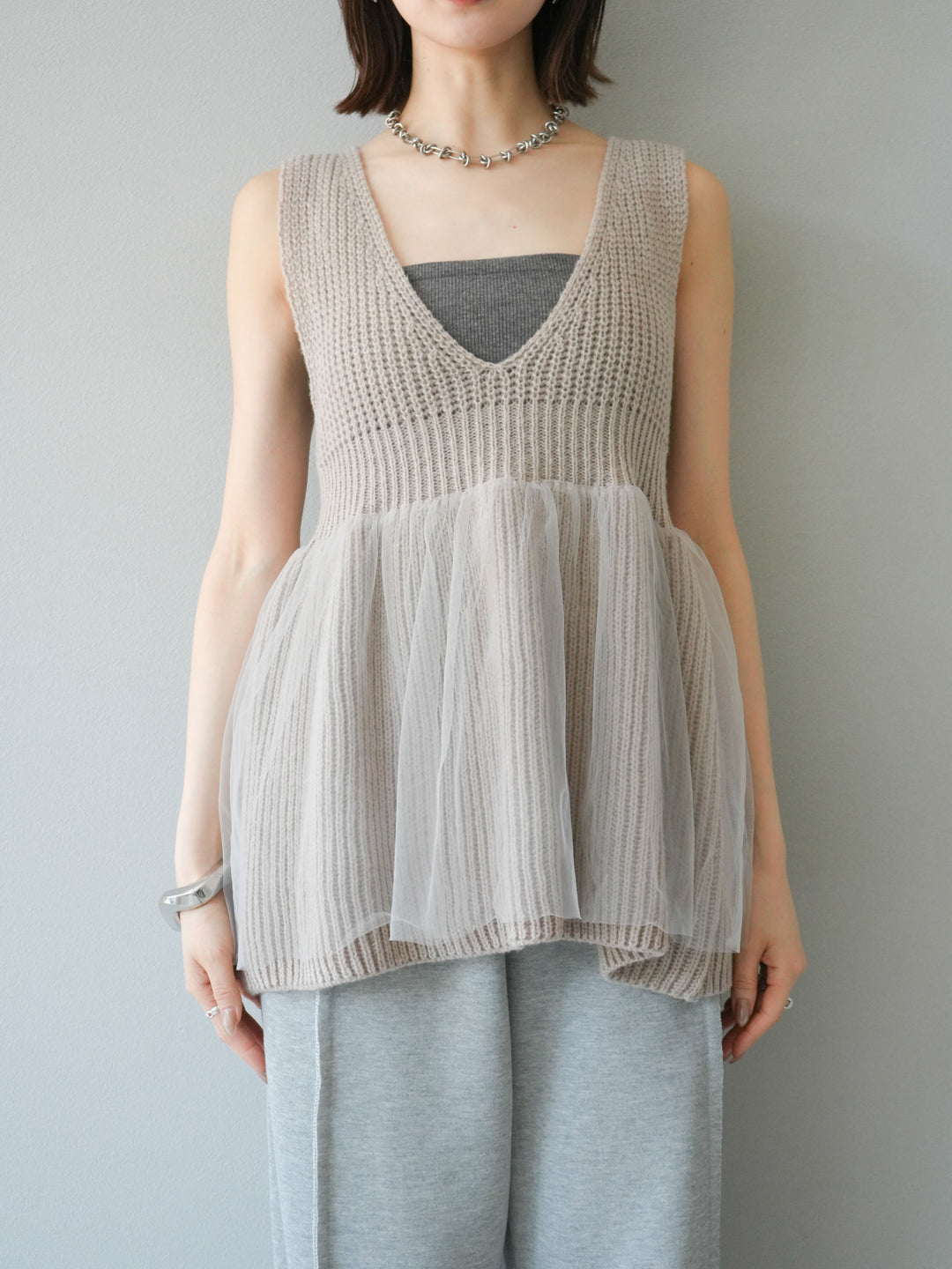 [予約]チュールレイヤードペプラムニットベスト/グレージュ