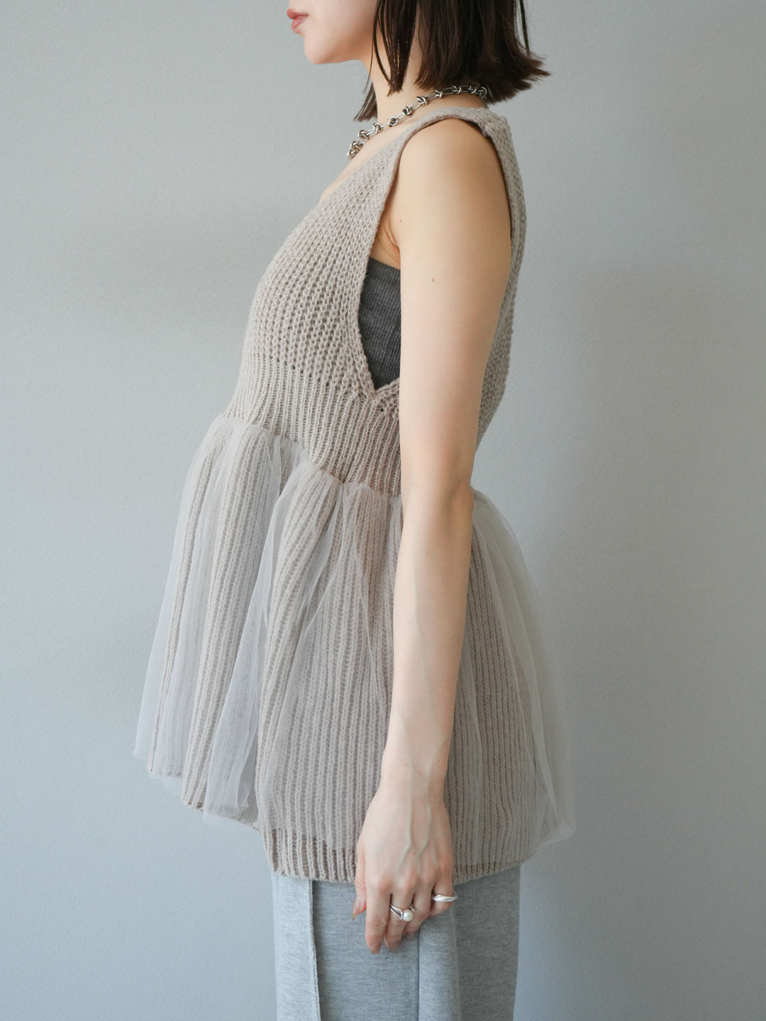 [予約]チュールレイヤードペプラムニットベスト/グレージュ