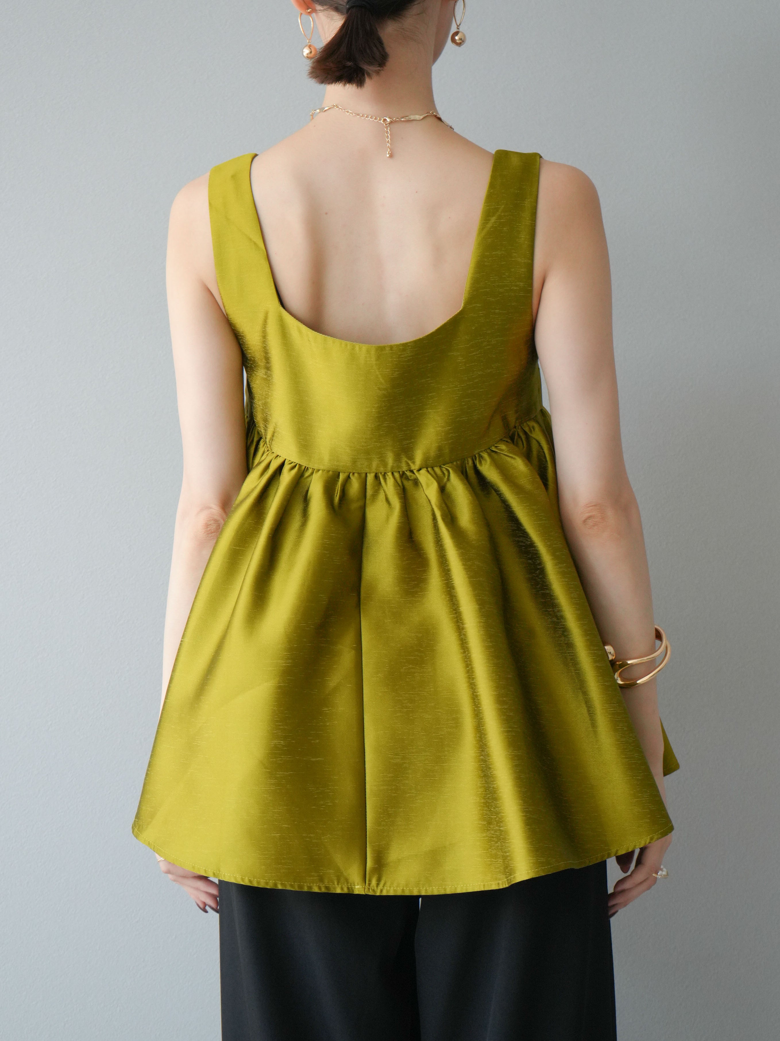 予約]サテンフレアノースリーブトップス/グリーン – Lumier