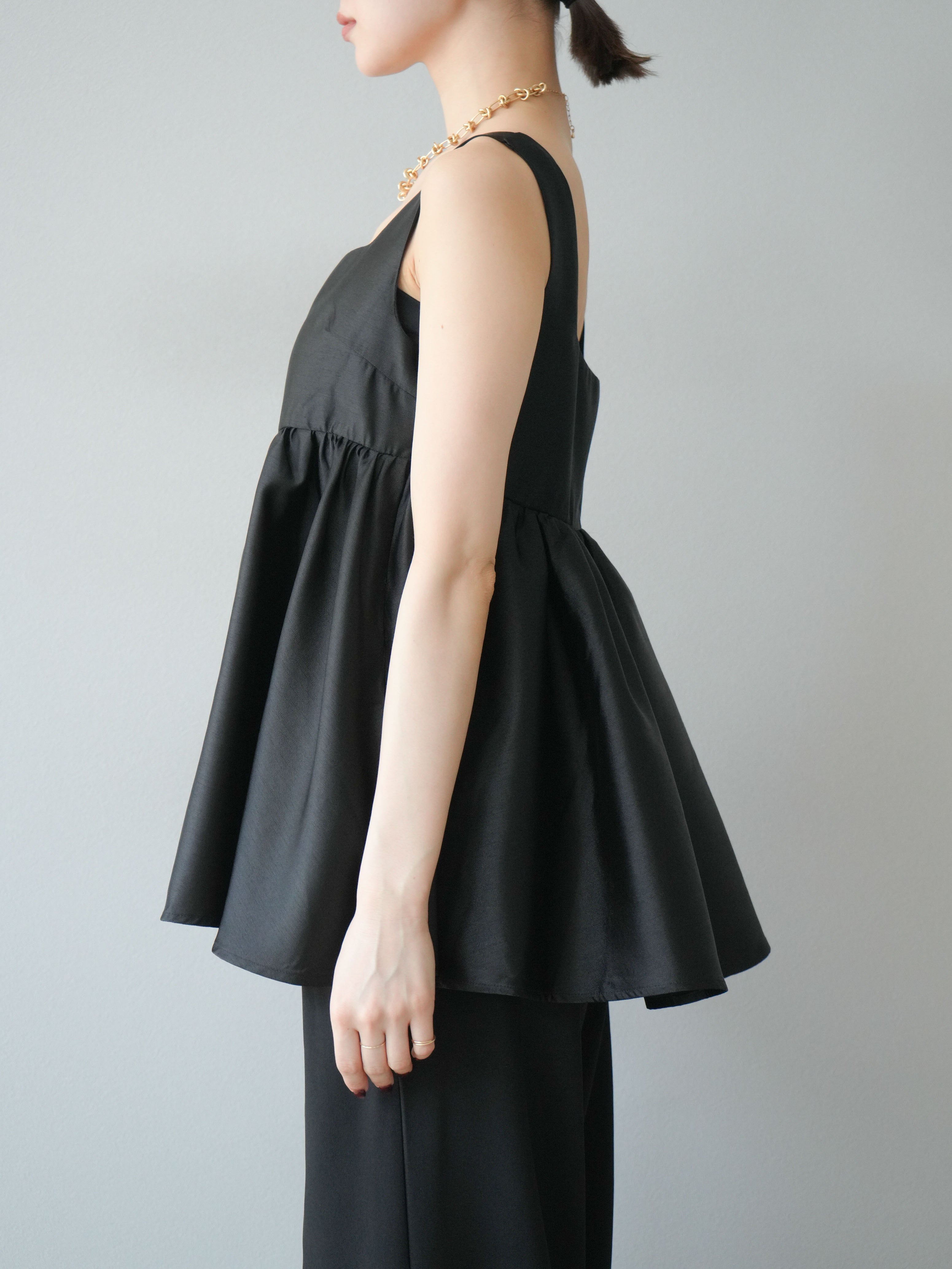 予約]サテンフレアノースリーブトップス/ブラック – Lumier