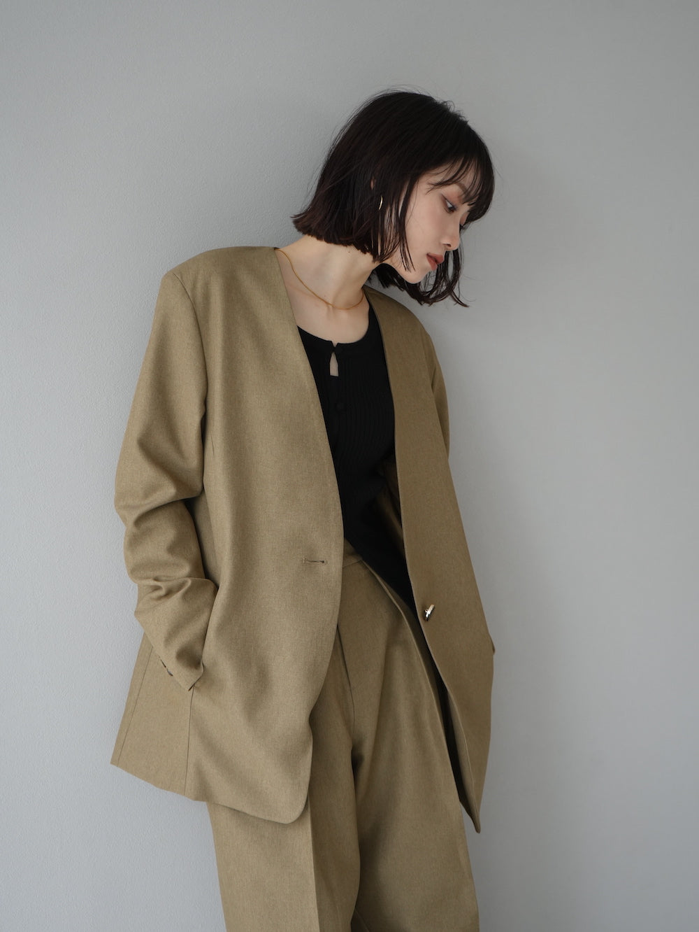 予約]design button collarless jacket / beige – Lumier