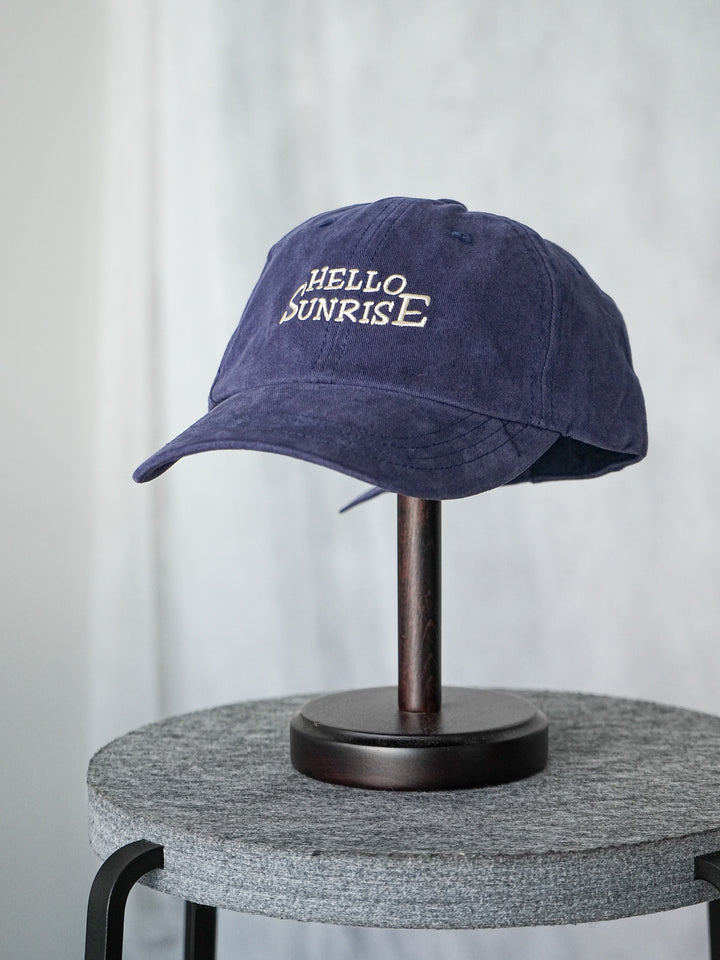 [予約]HELLO SUNRISEロゴ刺繍ピーチスキンCAP/ネイビー