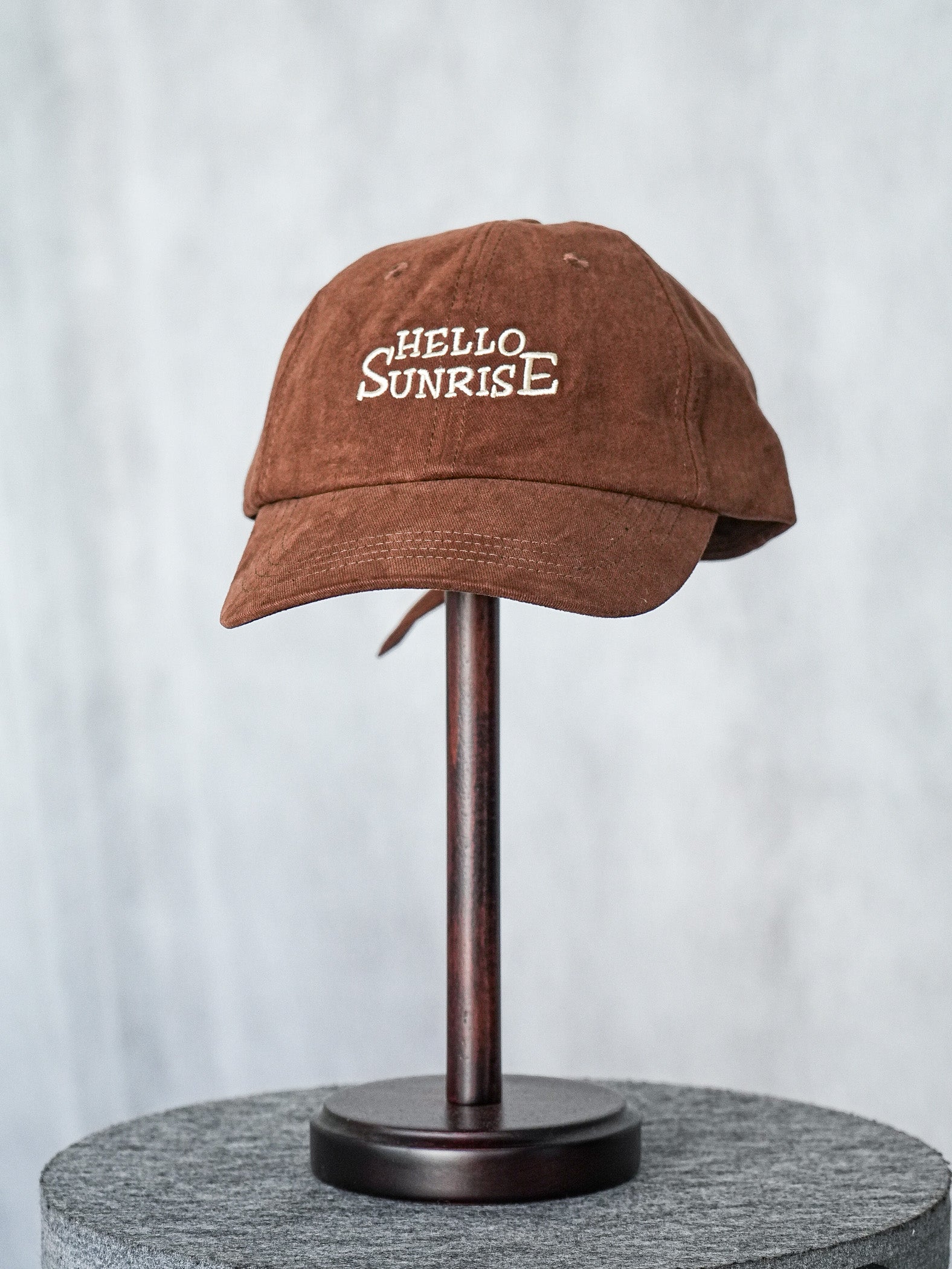 予約]HELLO SUNRISEロゴ刺繍ピーチスキンCAP/ブラウン – Lumier