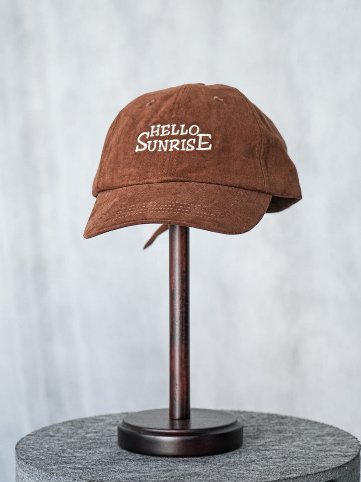 [予約]HELLO SUNRISEロゴ刺繍ピーチスキンCAP/ブラウン
