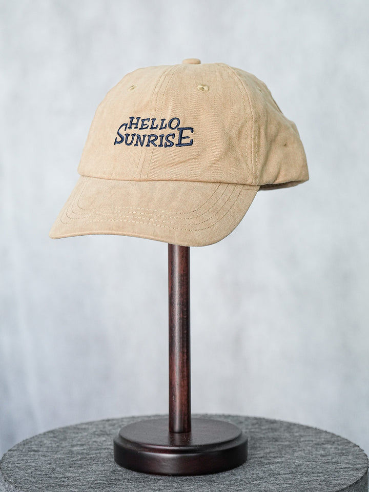 [予約]HELLO SUNRISEロゴ刺繍ピーチスキンCAP/ベージュ